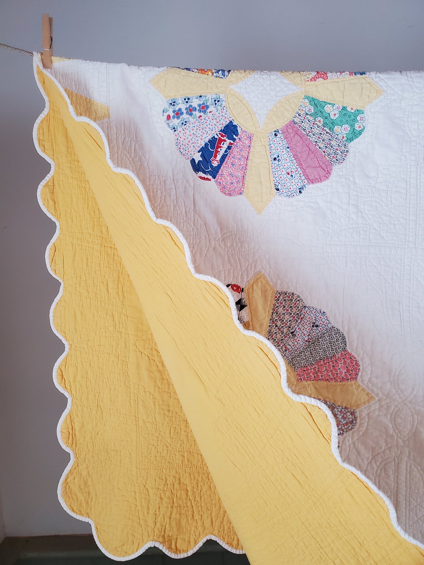 Yellow Scalloped Feed Sack Dresden Plate Quilt, ca 1930