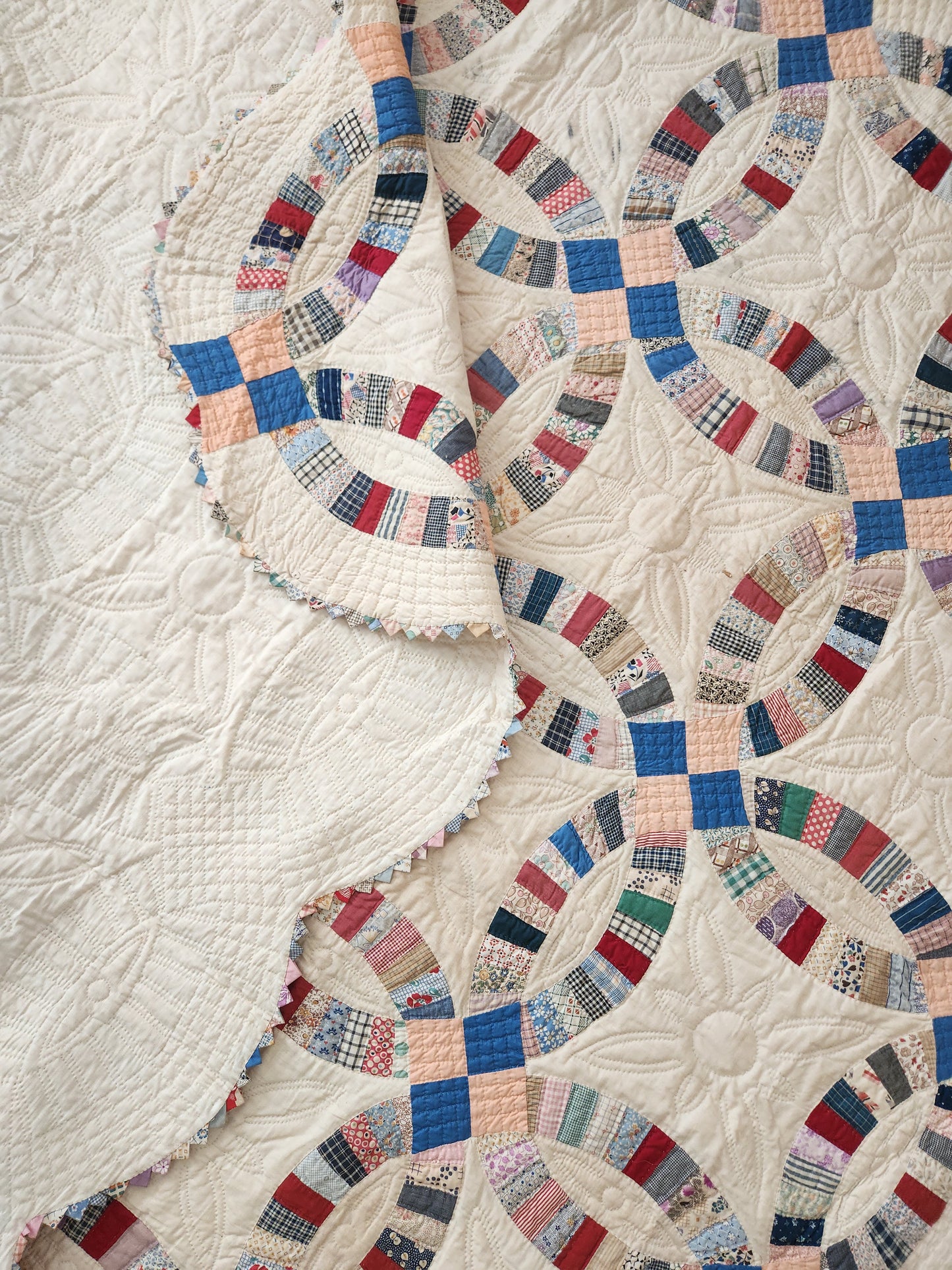 Vintage Double Wedding Ring Quilt with Prairie Points c1930