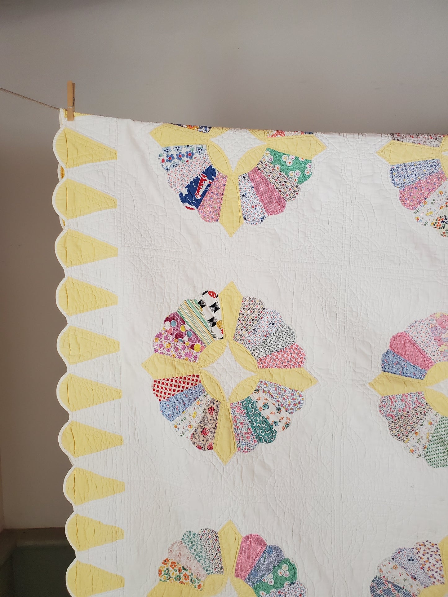 Yellow Scalloped Feed Sack Dresden Plate Quilt, ca 1930