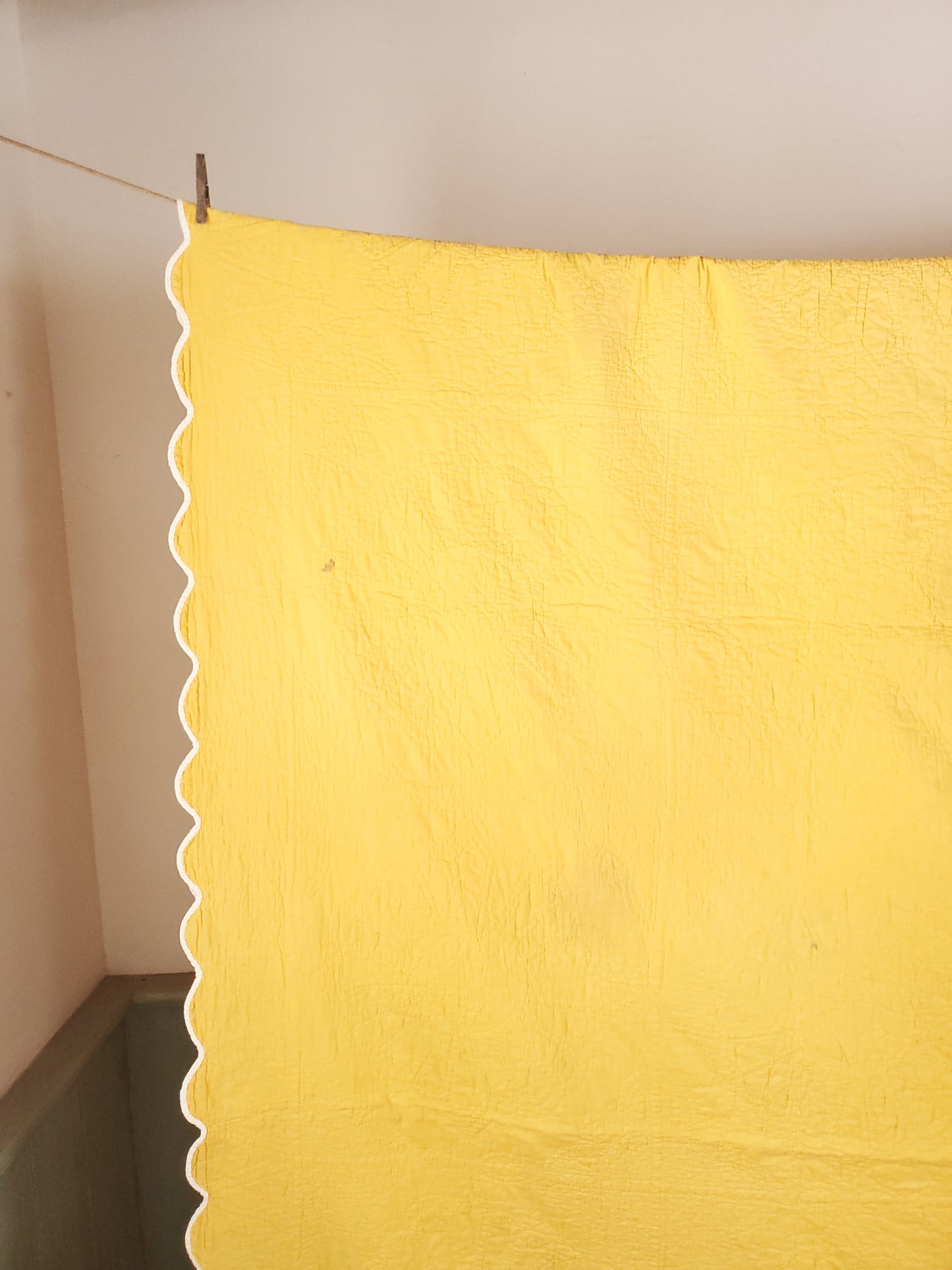 Yellow Scalloped Feed Sack Dresden Plate Quilt, ca 1930