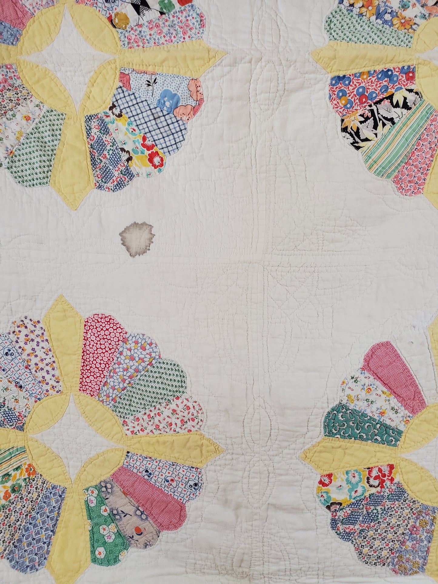 Yellow Scalloped Feed Sack Dresden Plate Quilt, ca 1930