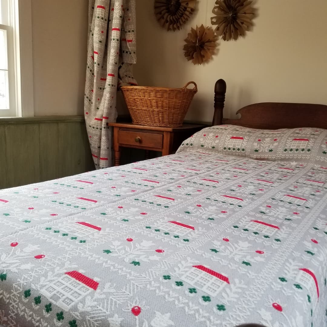 Set of 2 Woven Throws