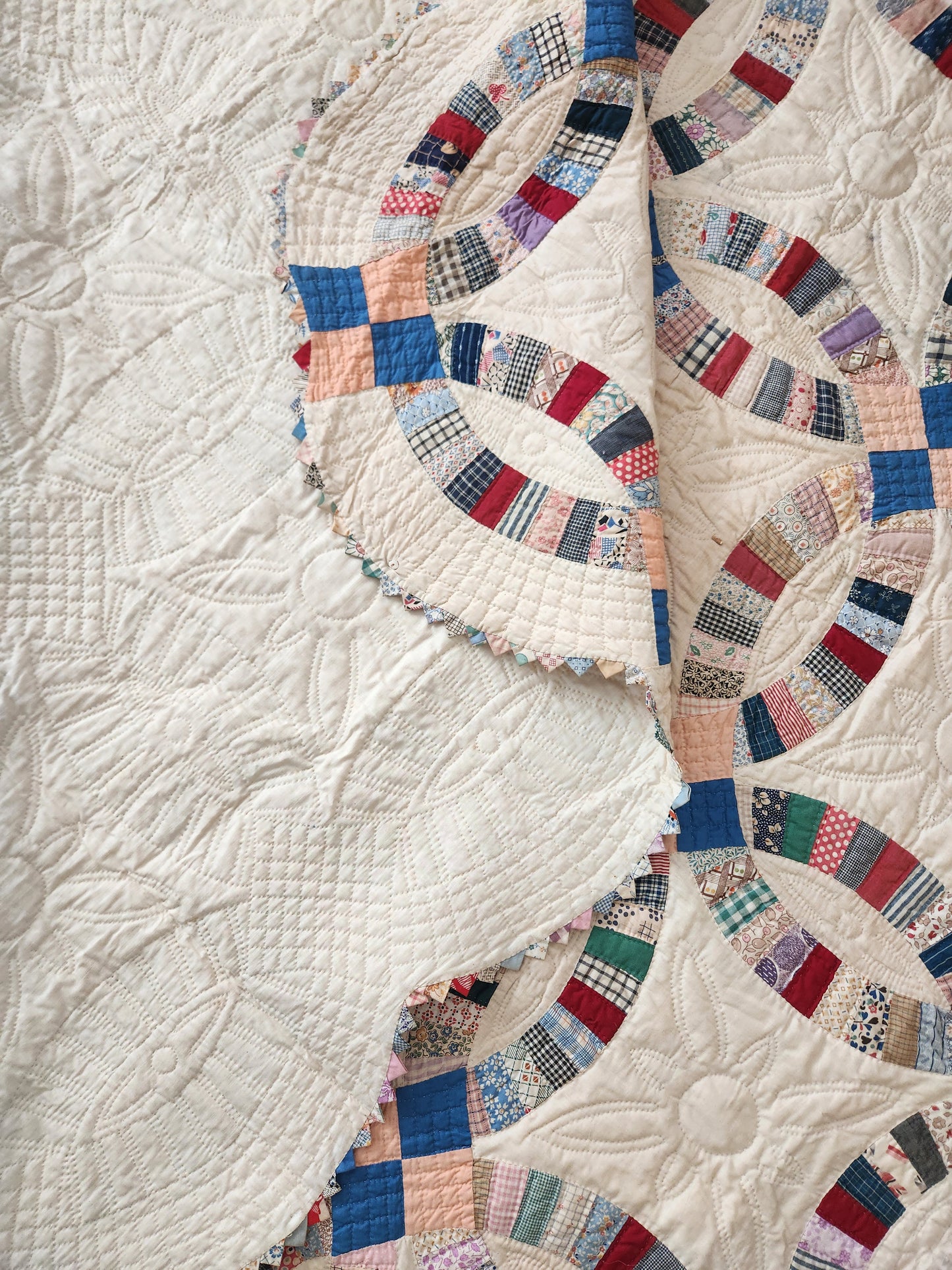 Vintage Double Wedding Ring Quilt with Prairie Points c1930
