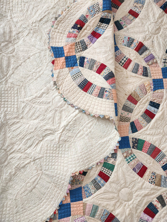 Vintage Double Wedding Ring Quilt with Prairie Points c1930