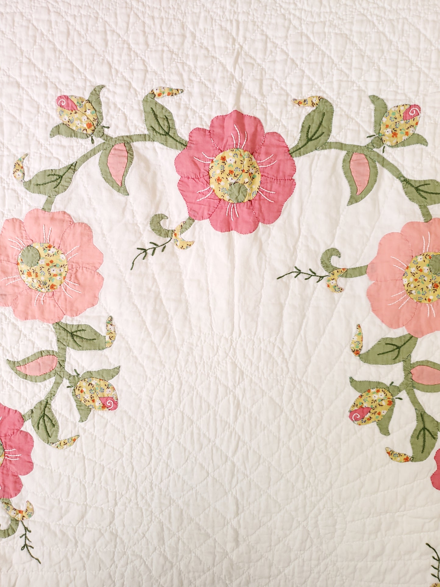 Stunning Vintage Floral Applique Quilt