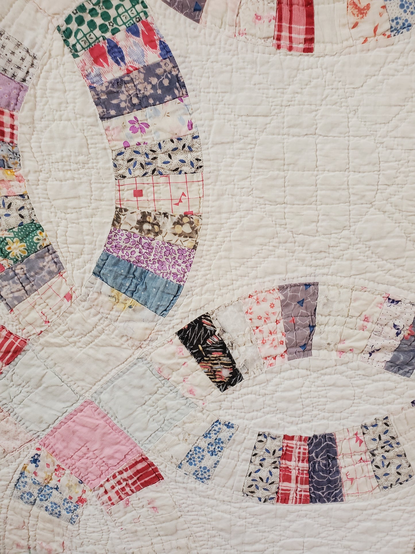 Vintage Wedding Ring Quilt with Scalloped Binding, ca 1930