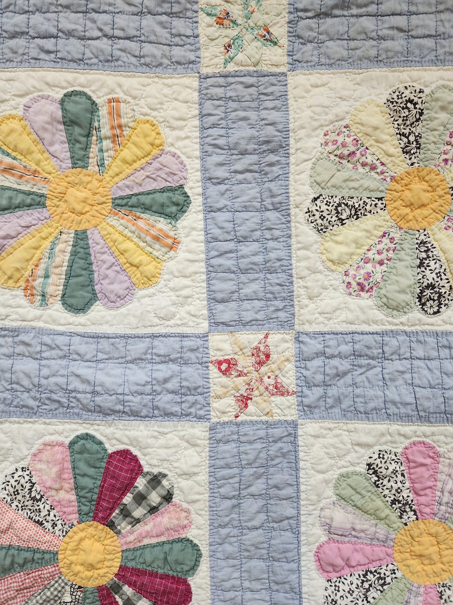 Vintage Handstitched Dresden Plate Quilt c1940