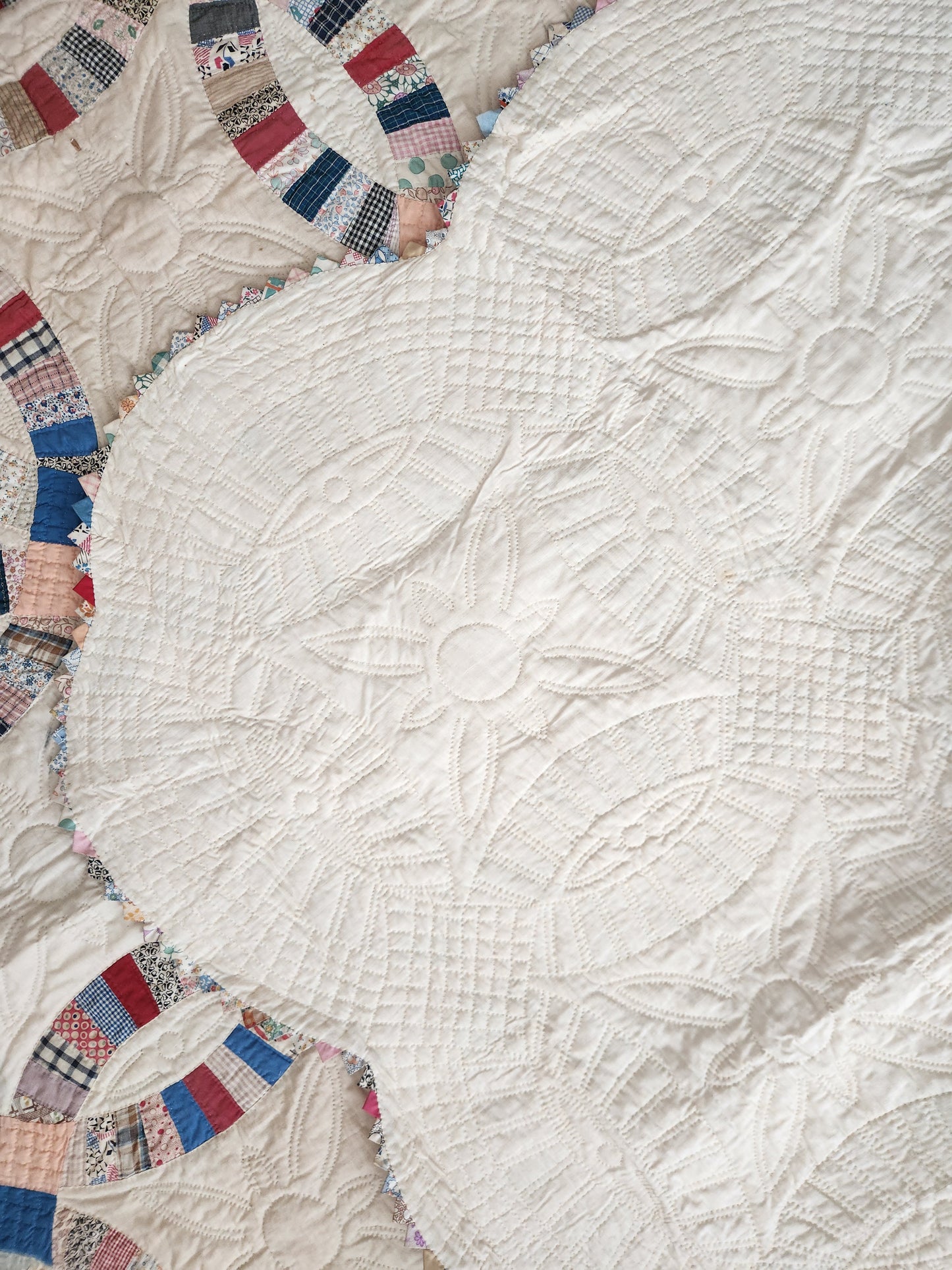 Vintage Double Wedding Ring Quilt with Prairie Points c1930
