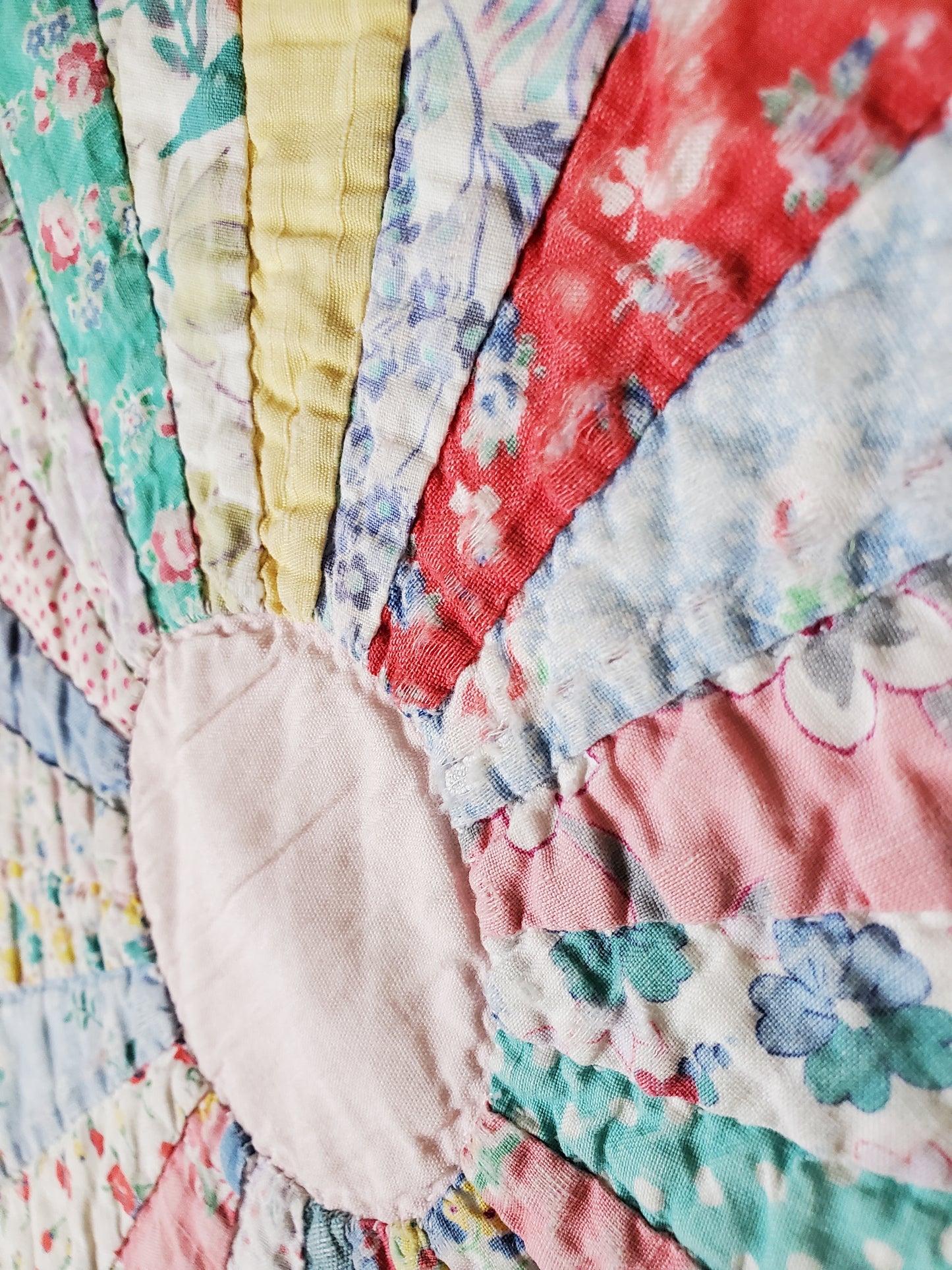 Vintage Dresden Plate Quilt ca 1930