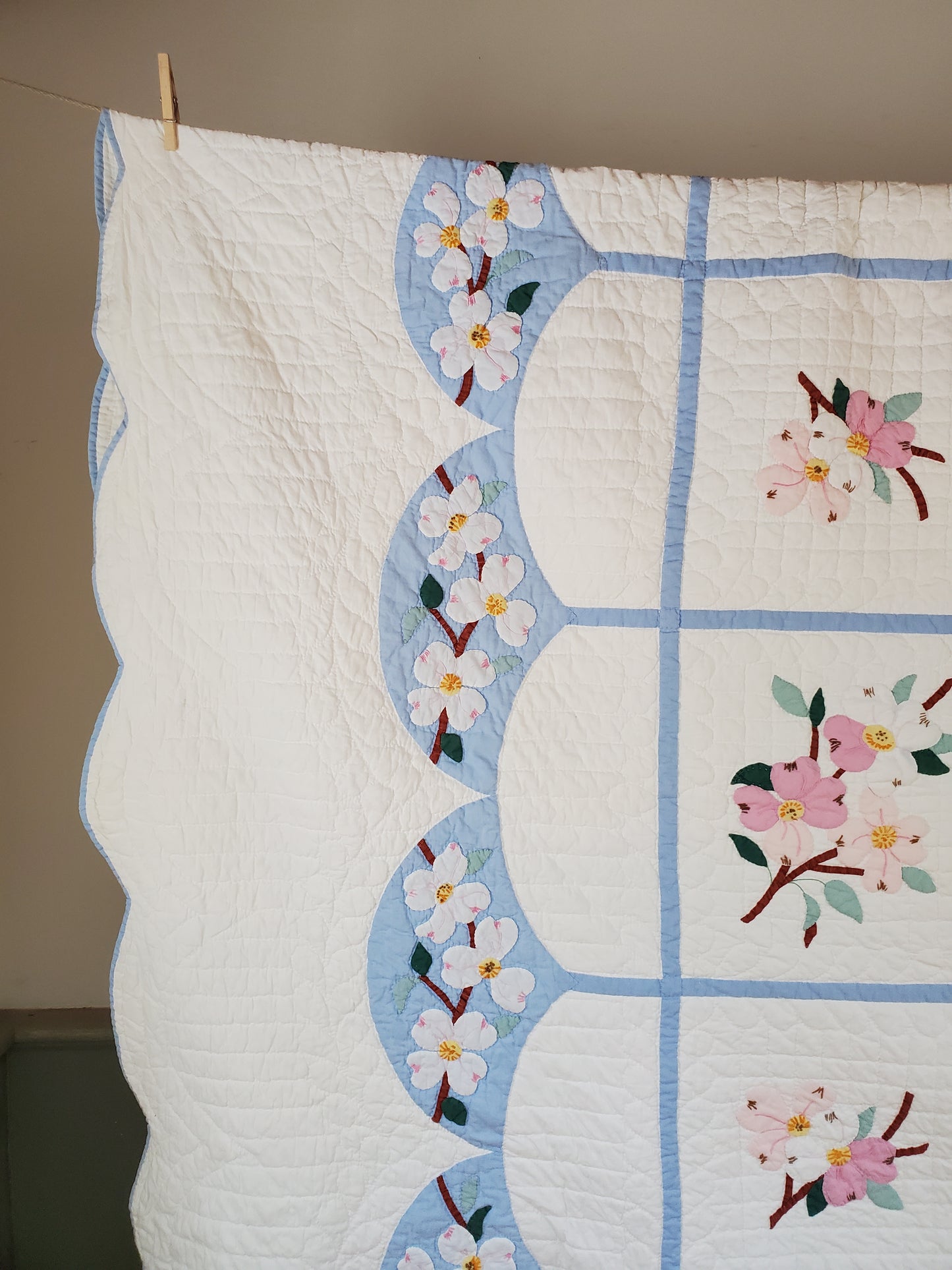 Vintage Dogwood Blossom Quilt, ca 1950