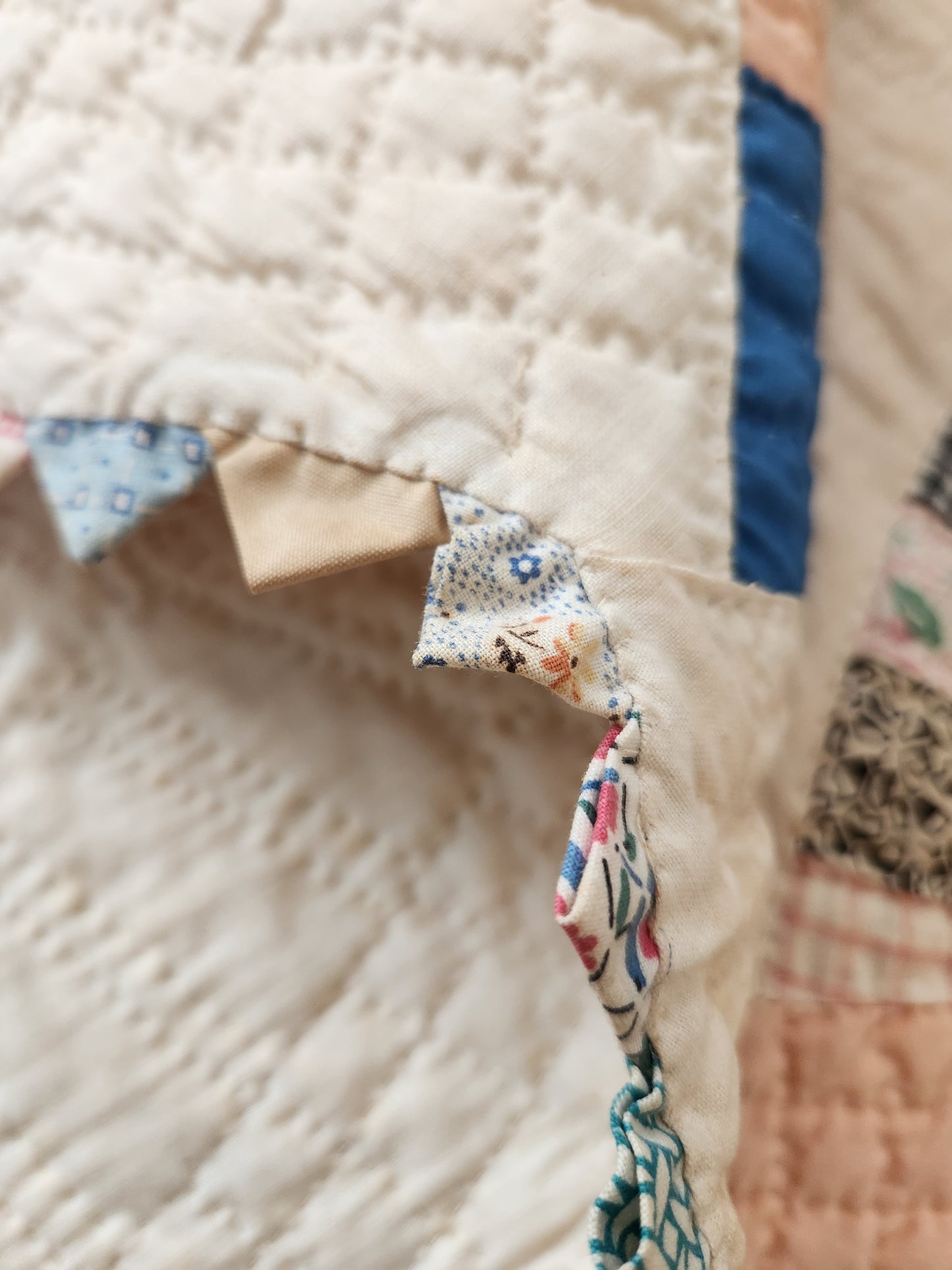 Vintage Double Wedding Ring Quilt with Prairie Points c1930