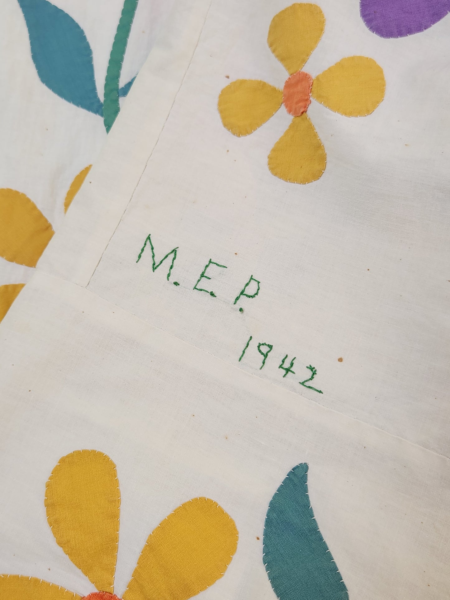 Vintage Floral Applique Coverlet 1942 (A)
