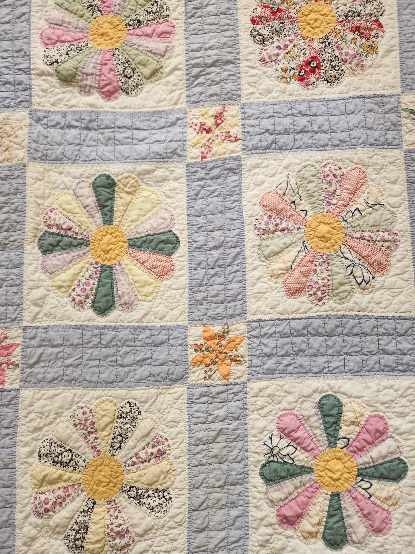 Vintage Handstitched Dresden Plate Quilt c1940