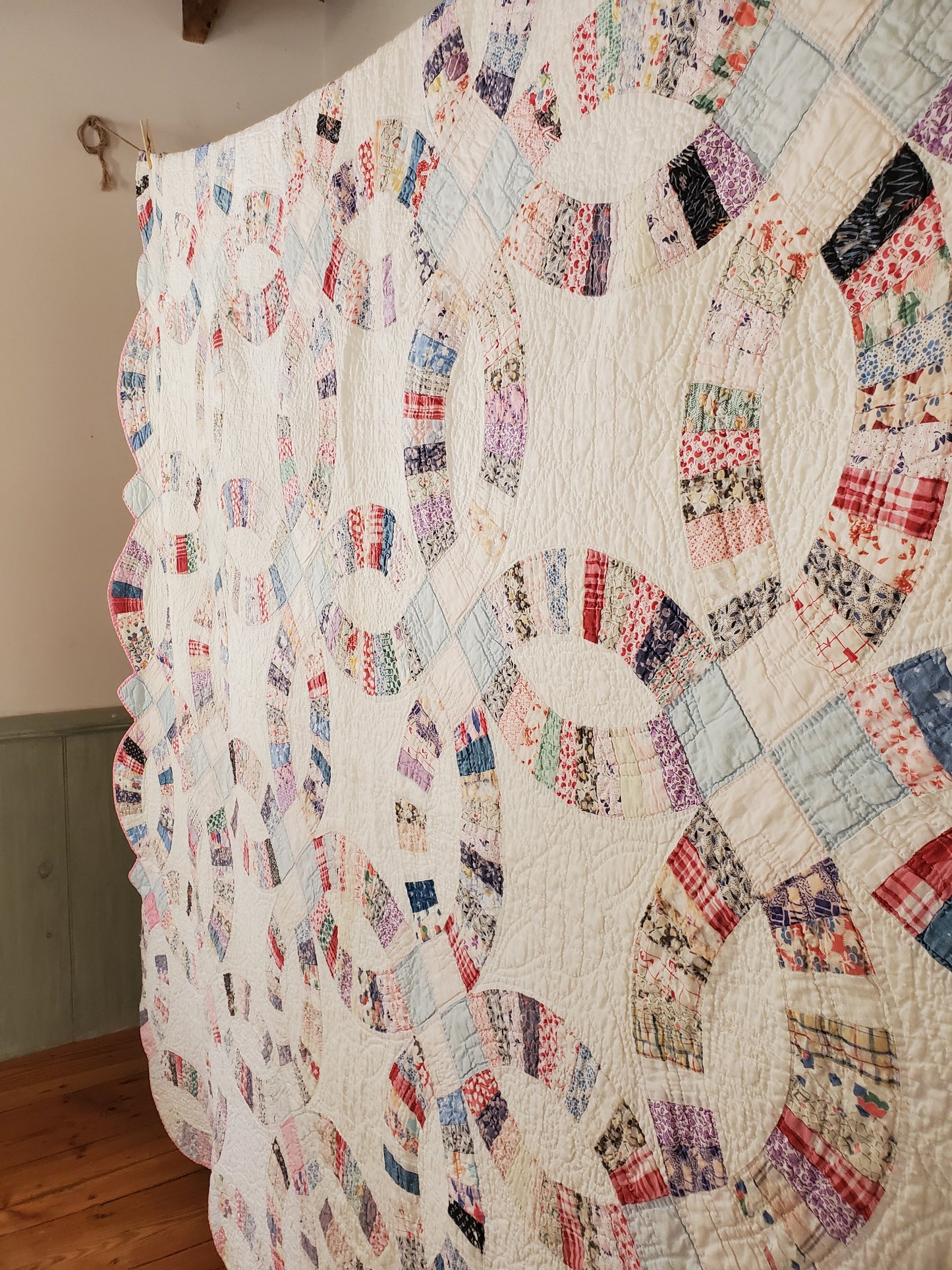 Vintage Wedding Ring Quilt with Scalloped Binding, ca 1930