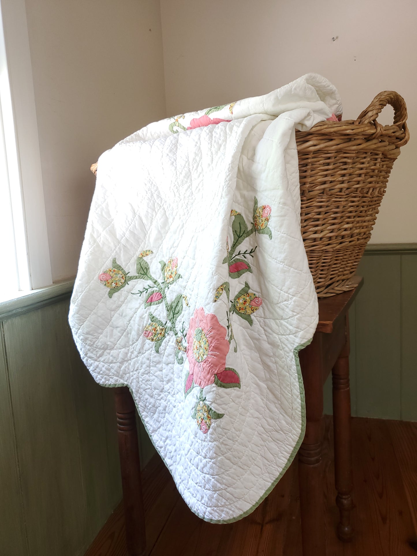 Stunning Vintage Floral Applique Quilt