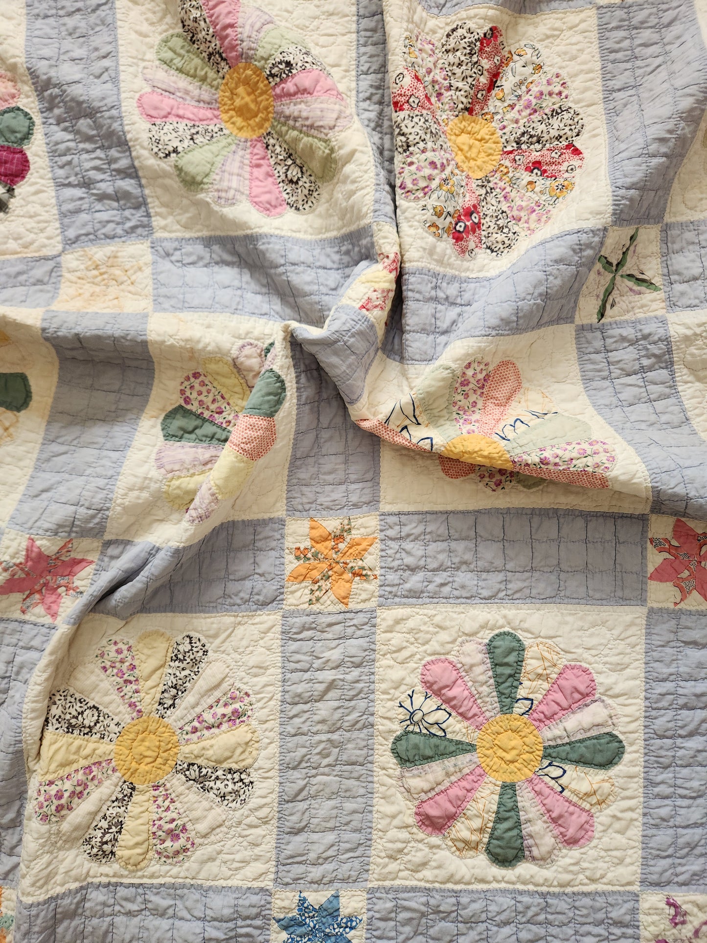 Vintage Handstitched Dresden Plate Quilt c1940