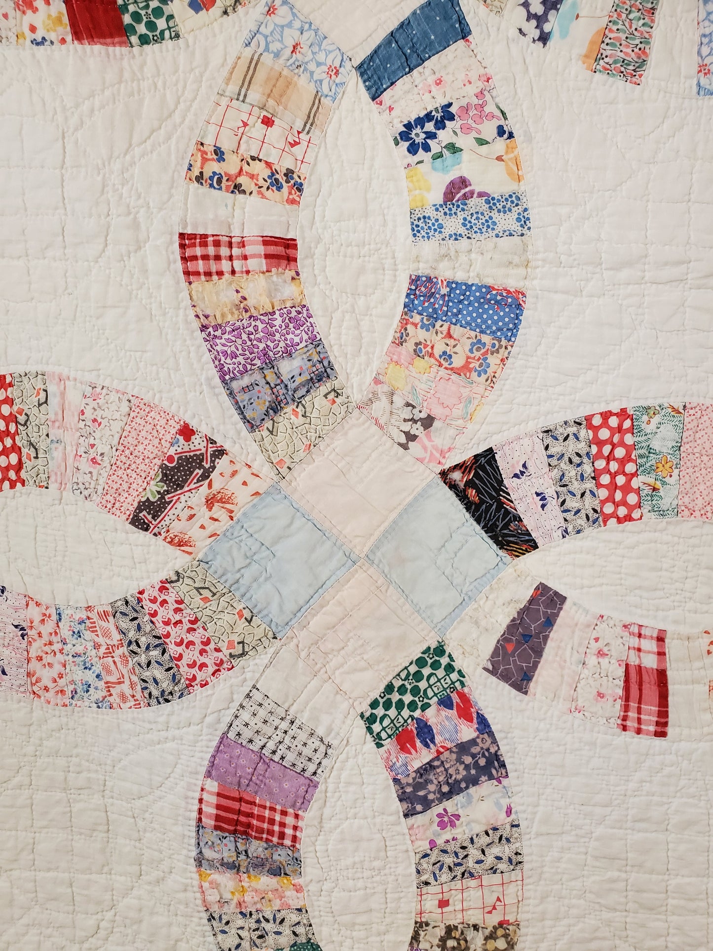 Vintage Wedding Ring Quilt with Scalloped Binding, ca 1930