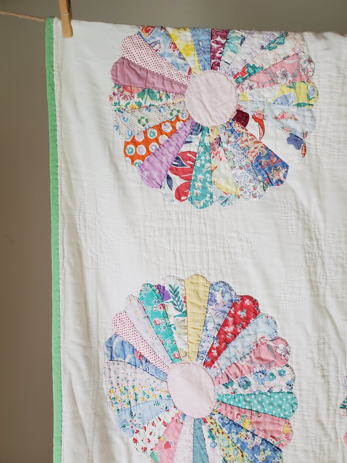 Vintage Dresden Plate Quilt ca 1930