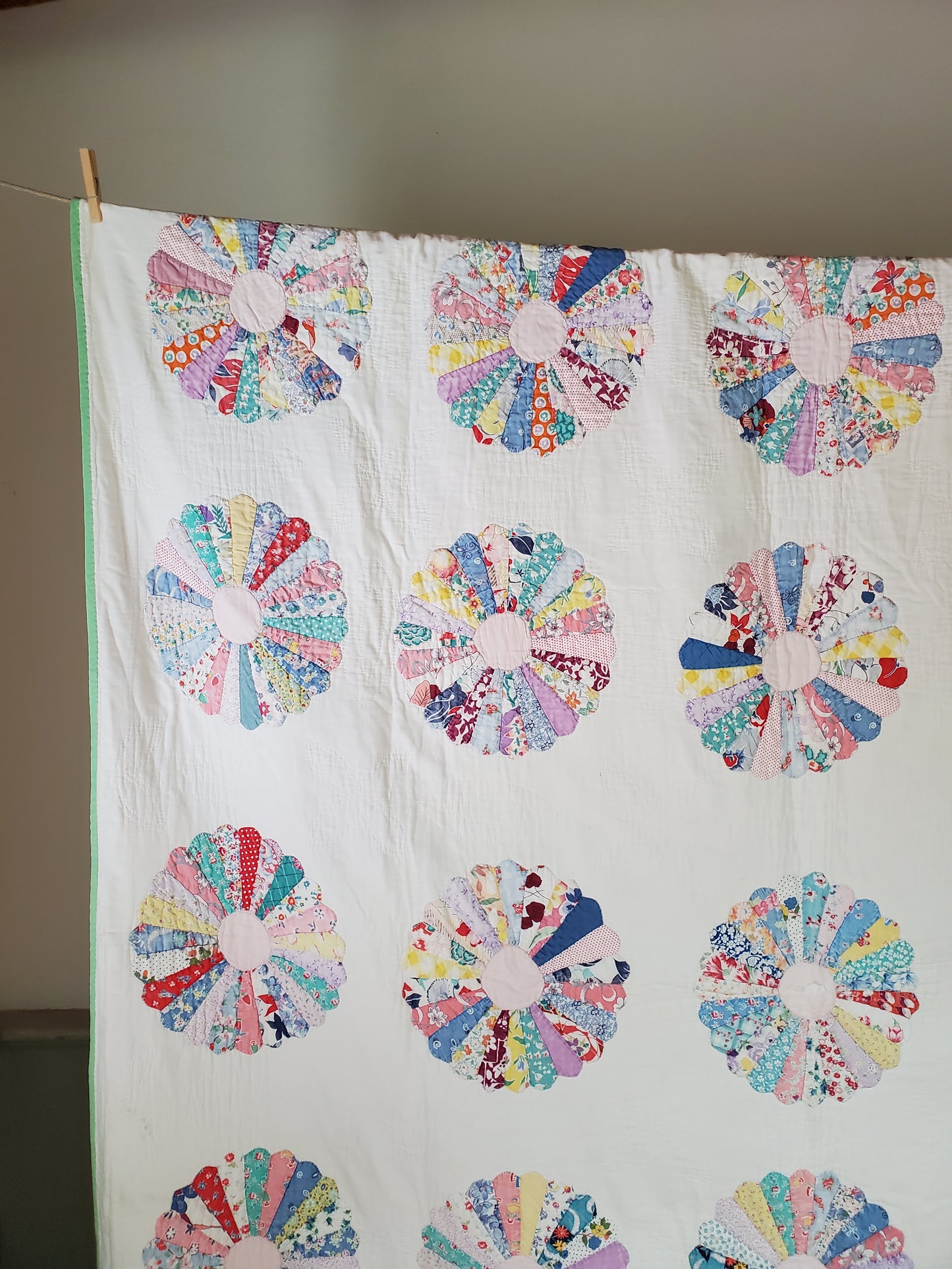 Vintage Dresden Plate Quilt ca 1930