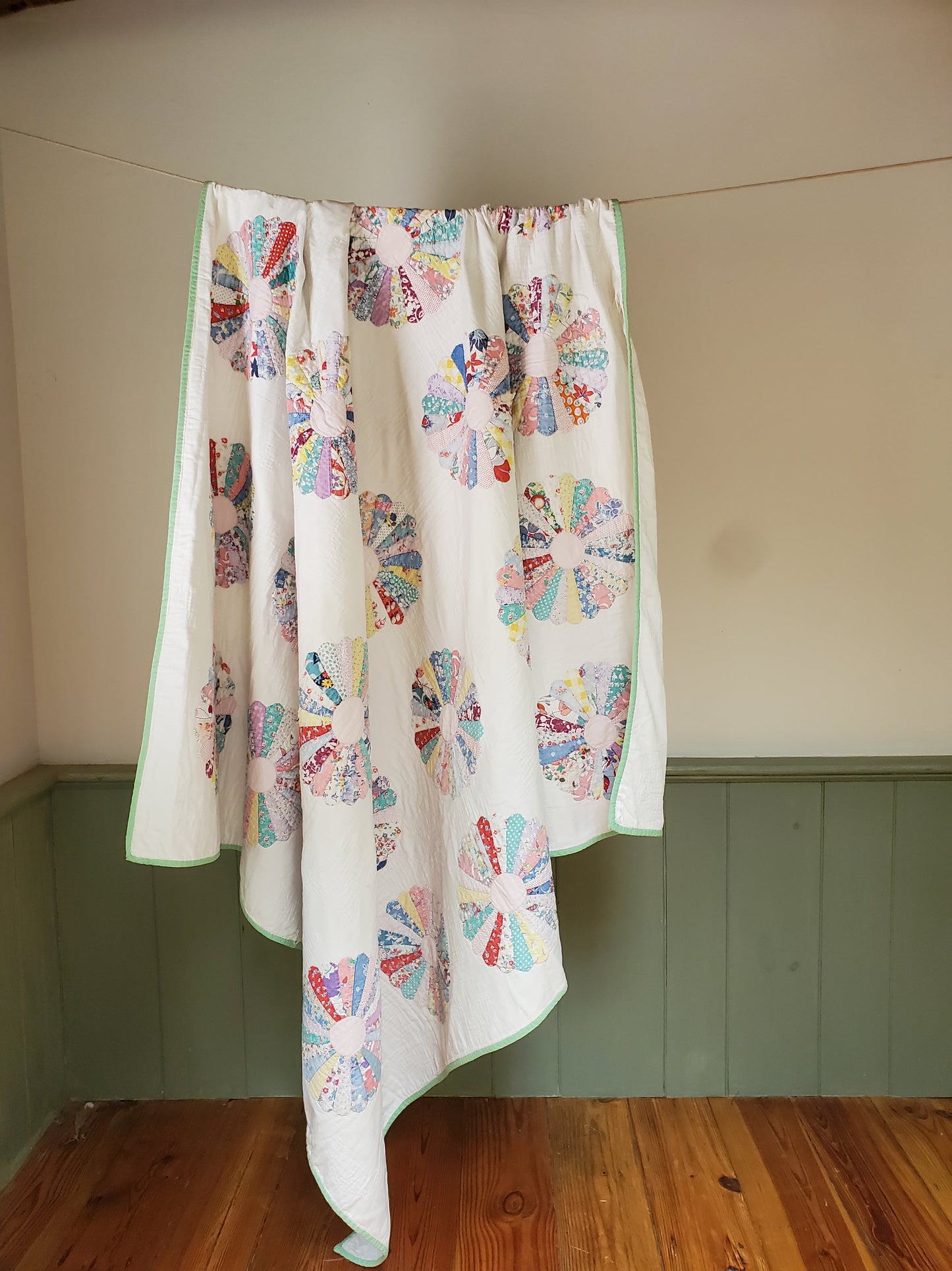 Vintage Dresden Plate Quilt ca 1930