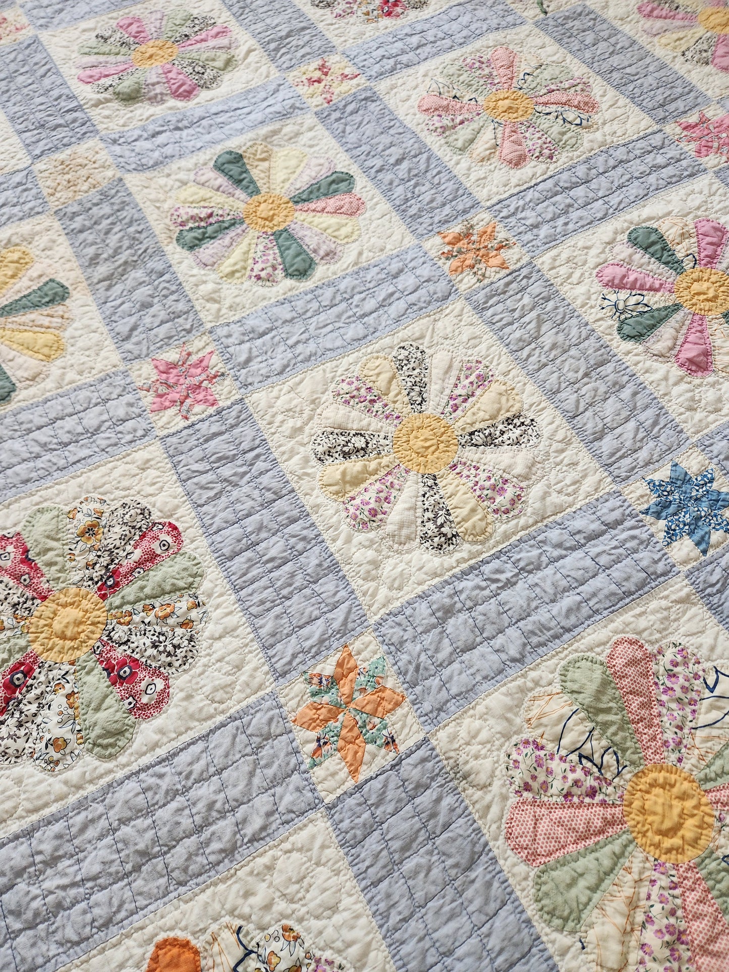 Vintage Handstitched Dresden Plate Quilt c1940