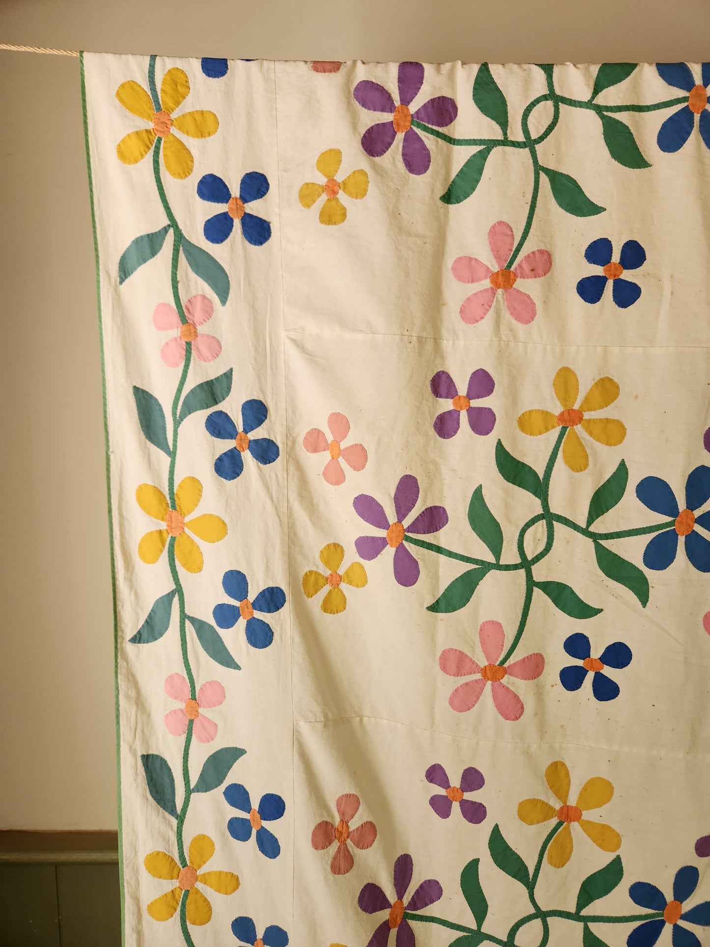 Vintage Floral Applique Coverlet 1942 (A)