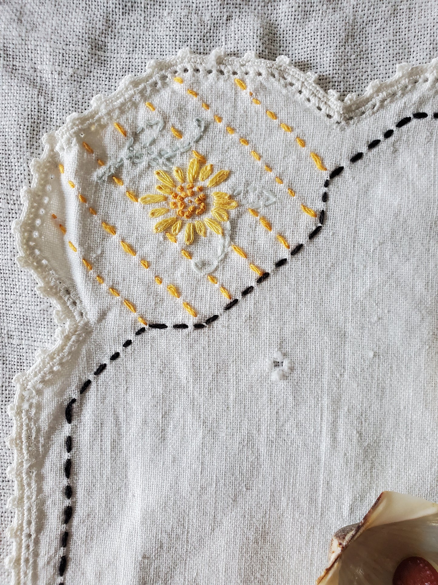 Vintage Linen Daisy Cloth