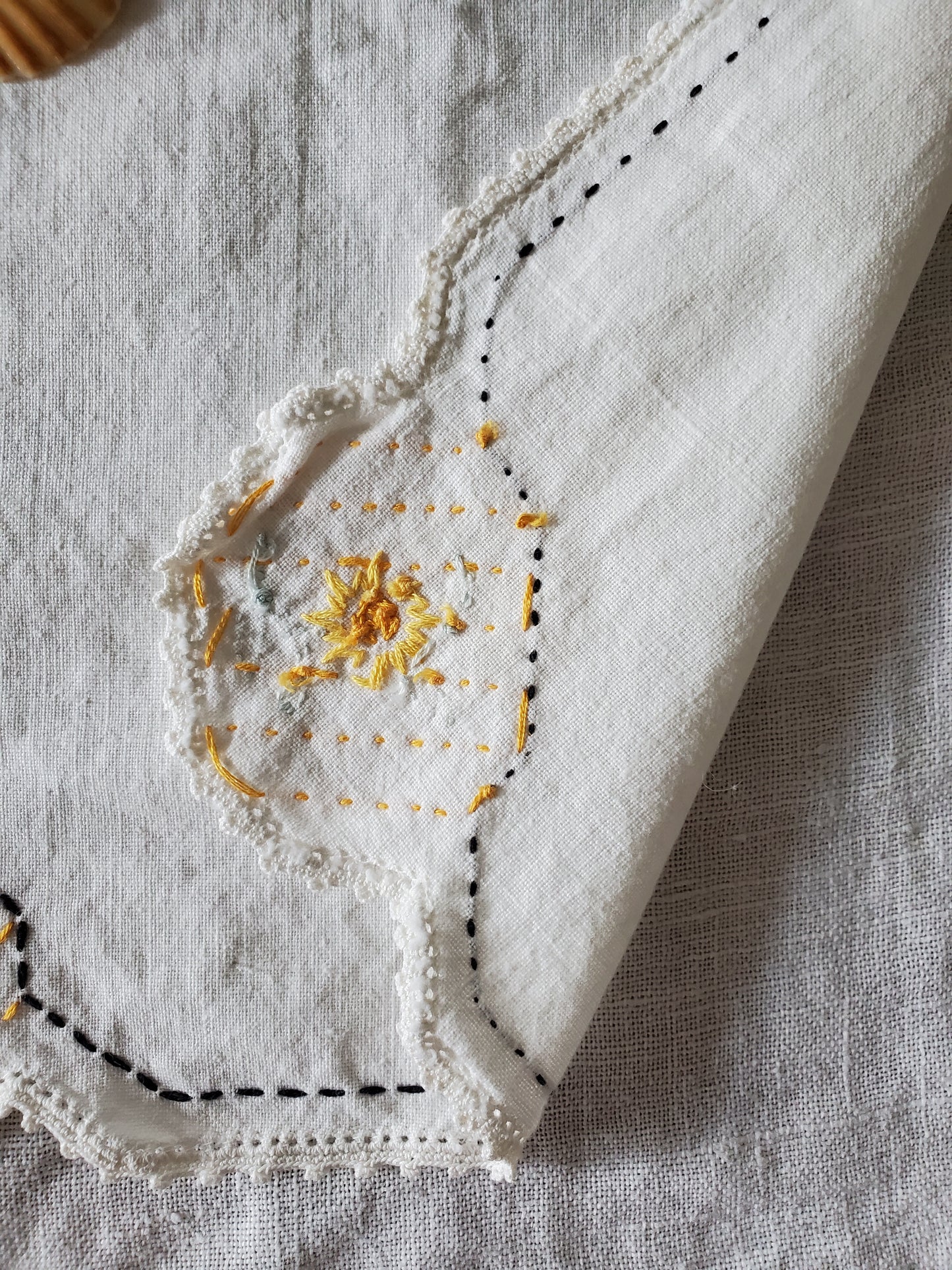 Vintage Linen Daisy Cloth