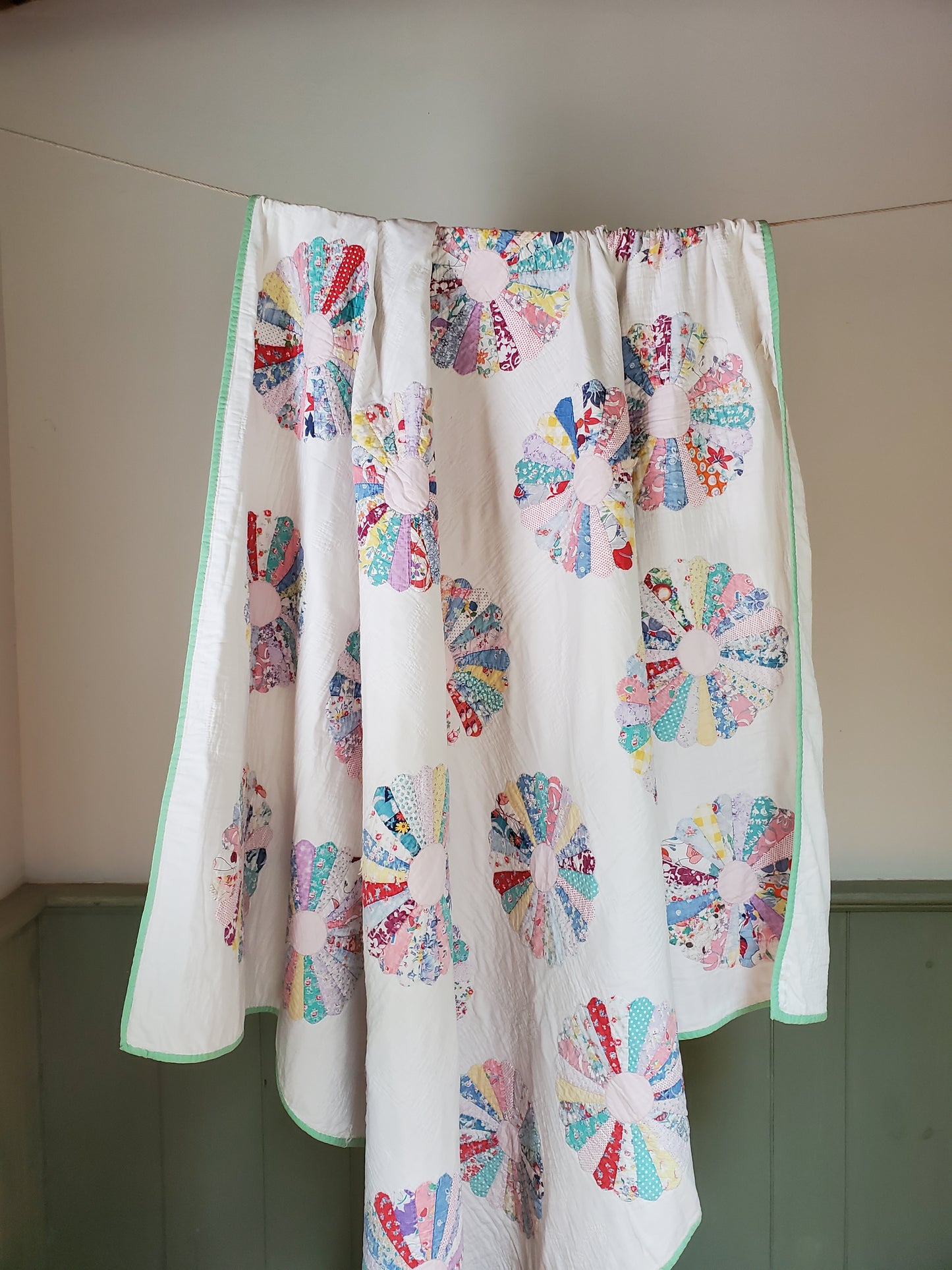 Vintage Dresden Plate Quilt ca 1930