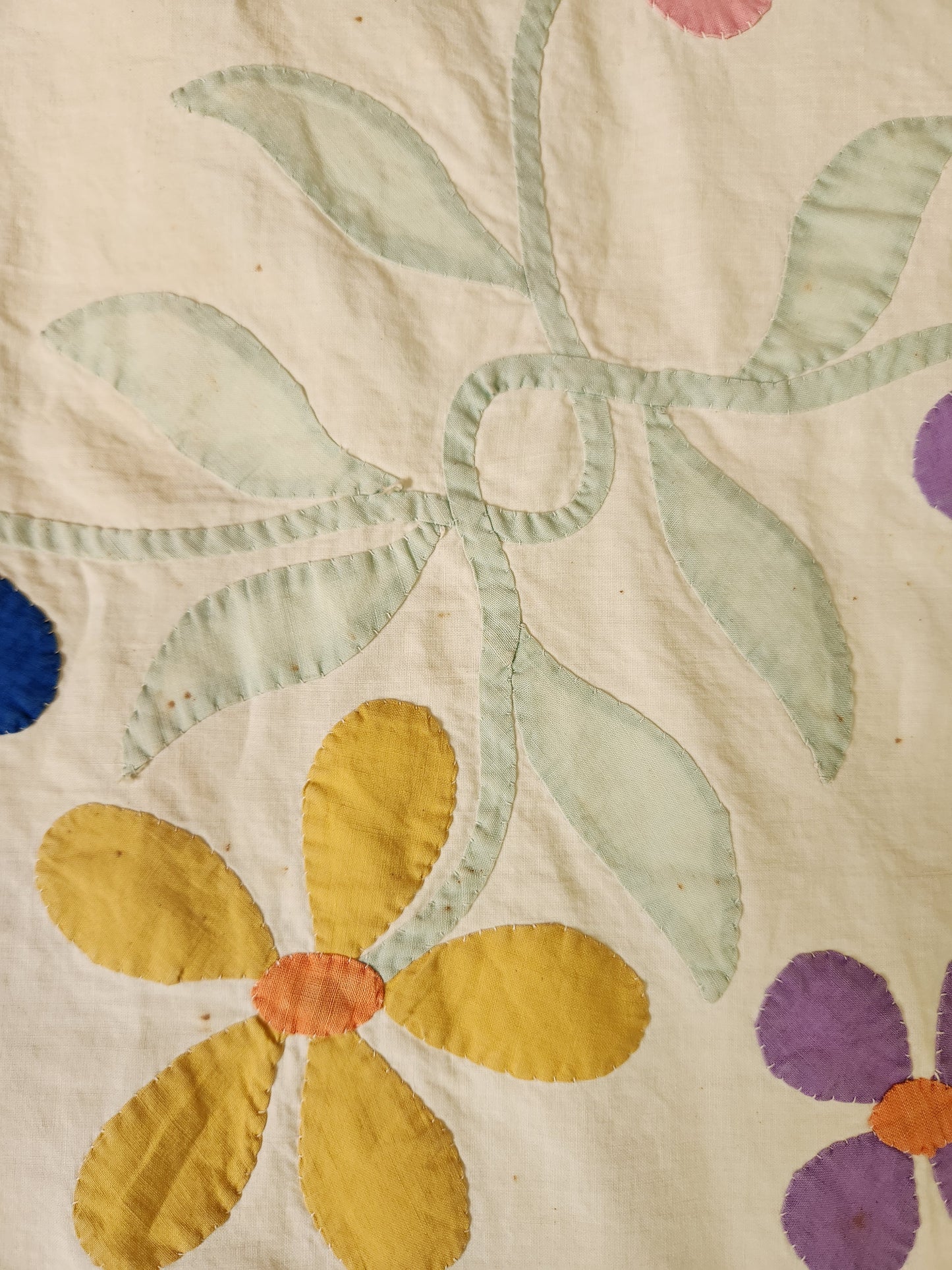Vintage Floral Applique Coverlet 1944 (B)