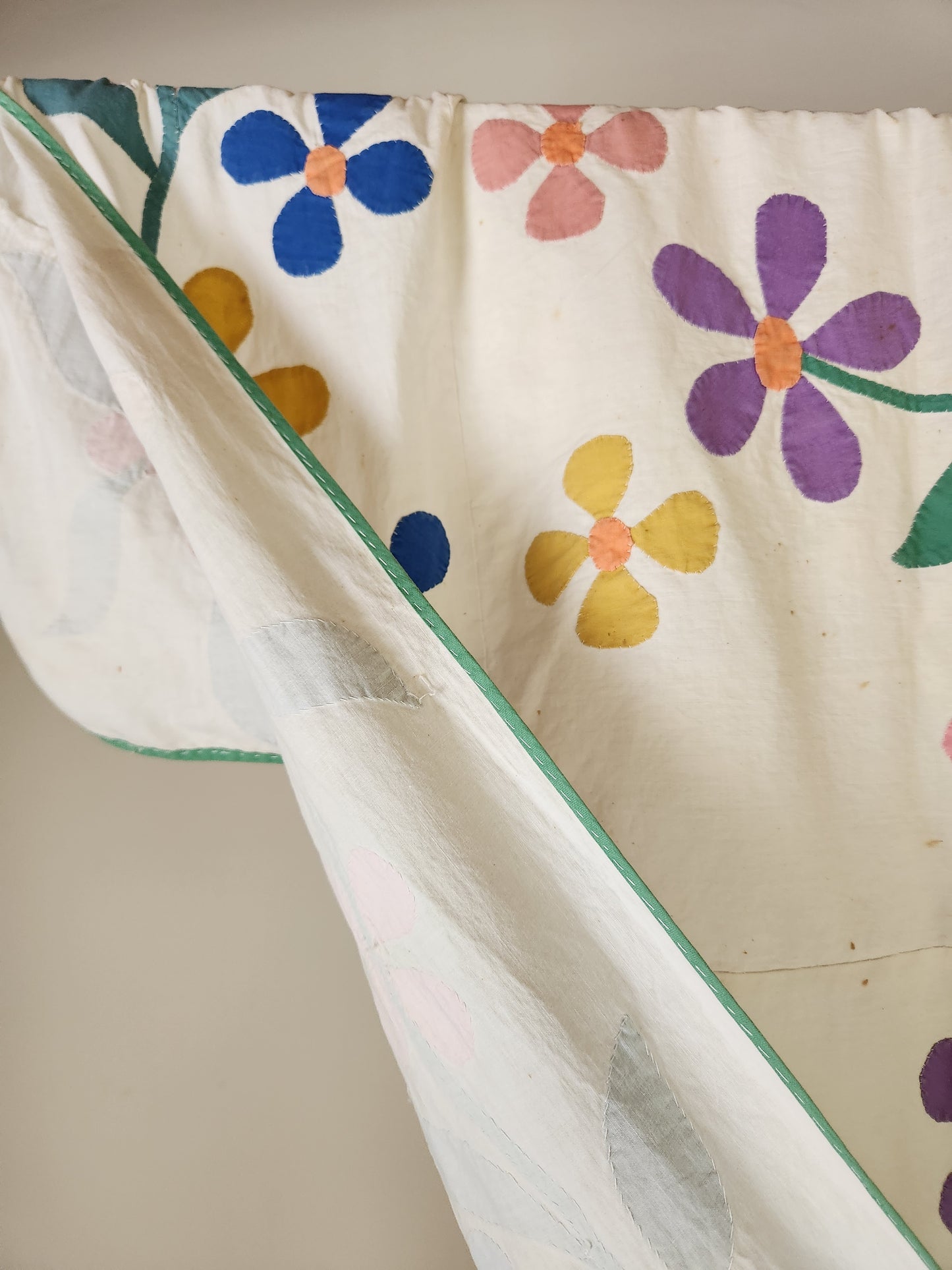 Vintage Floral Applique Coverlet 1942 (A)