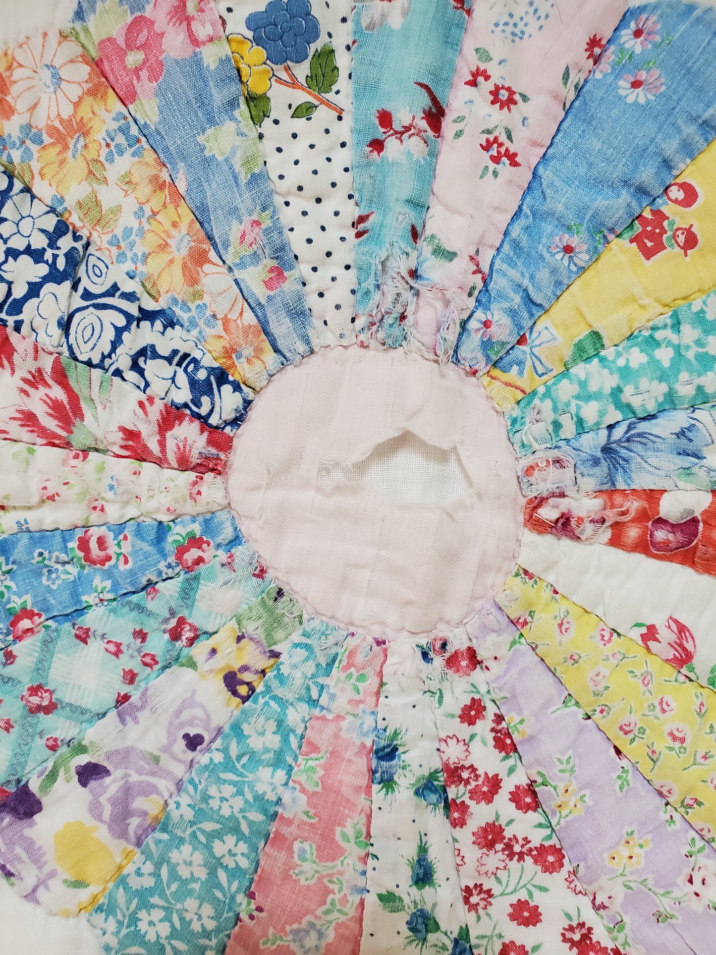 Vintage Dresden Plate Quilt ca 1930