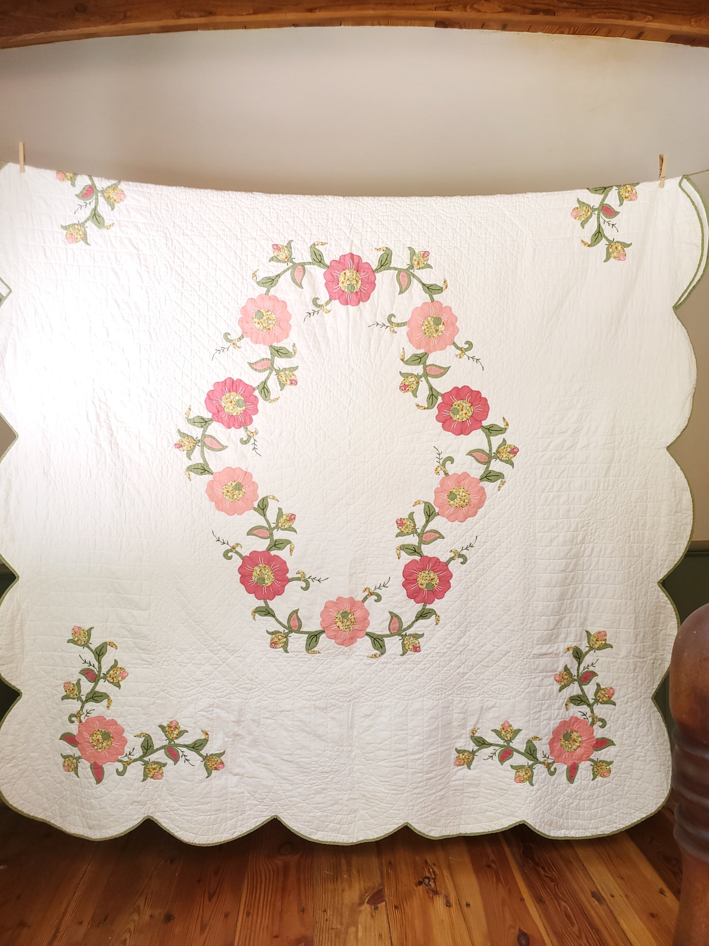 Stunning Vintage Floral Applique Quilt