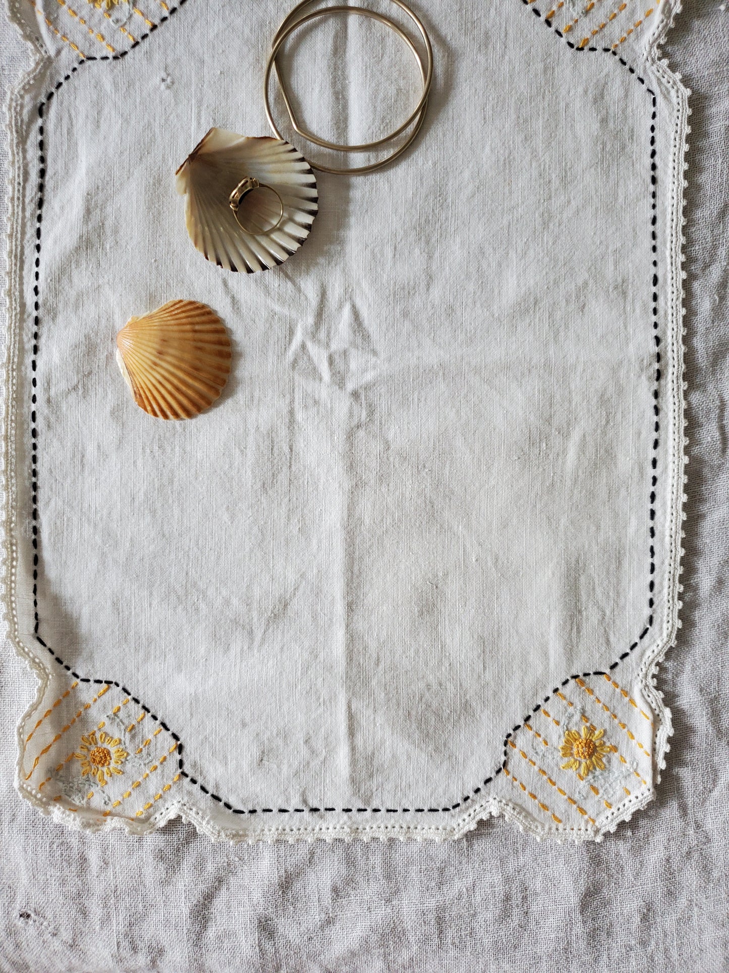 Vintage Linen Daisy Cloth