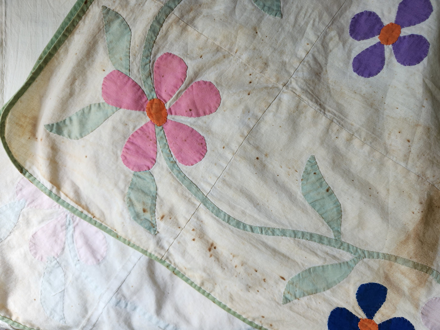 Vintage Floral Applique Coverlet 1944 (B)