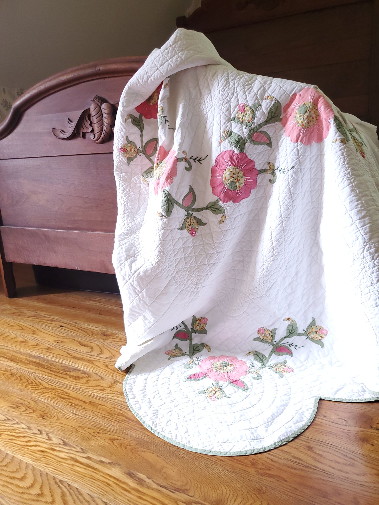 Stunning Vintage Floral Applique Quilt