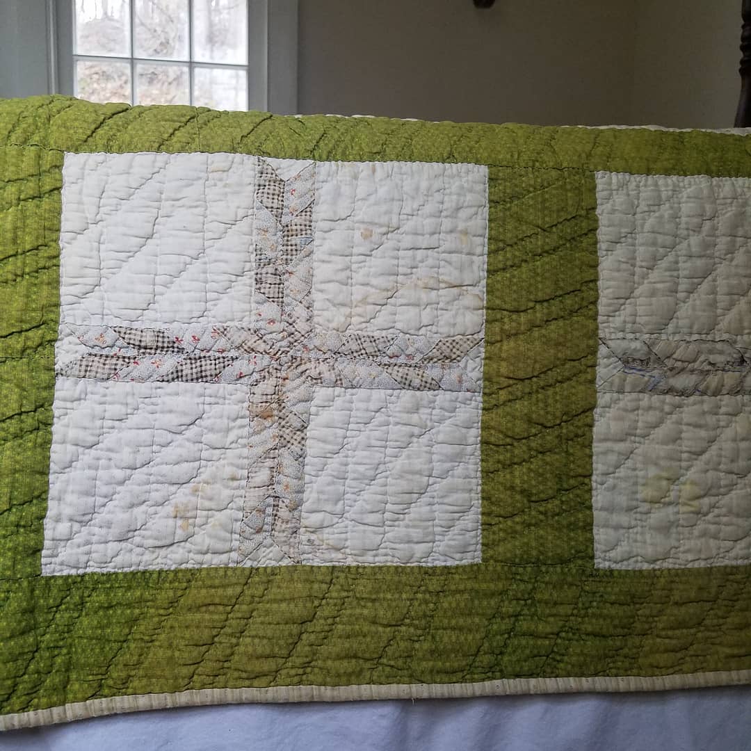Cream and Green Lazy Daisy Quilt