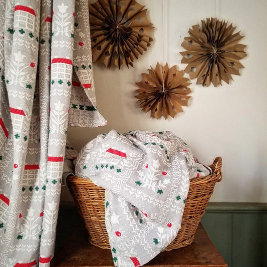 Set of 2 Woven Throws